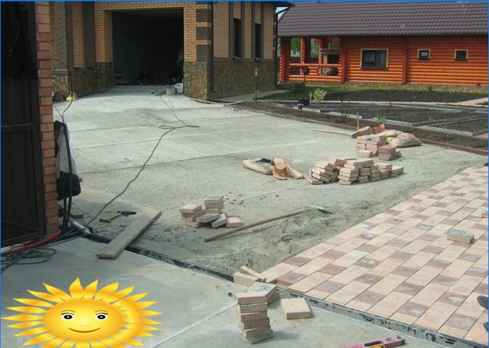 Colocar lajes e pedras de pavimentação em uma base de concreto com suas próprias mãos
