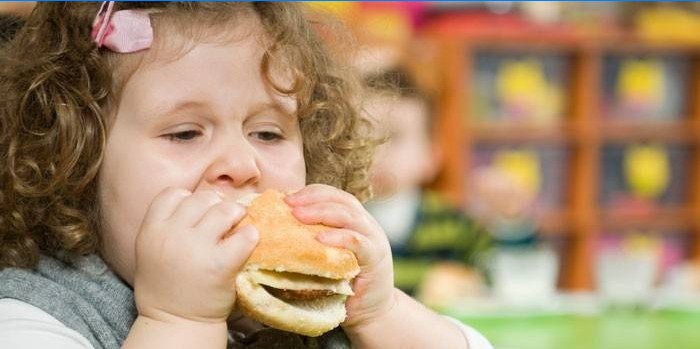 Garota comendo um hambúrguer