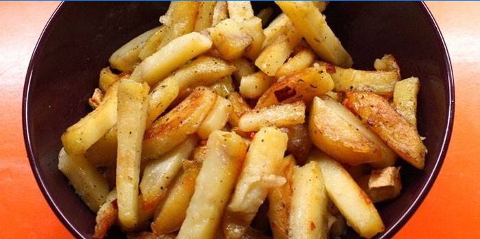 Batatas fritas com cebola em um prato