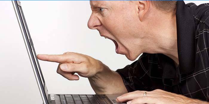 Homem irritado em um laptop