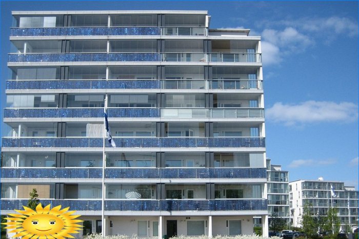 Painéis solares em um prédio de apartamentos em Helsinque, Finlândia