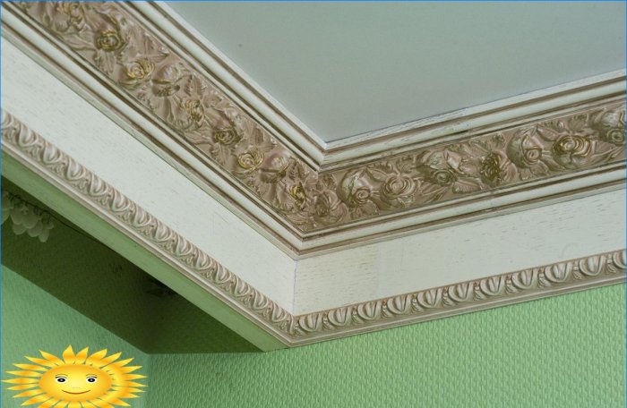 Rodapé de teto para teto tenso ou inserção de PVC: escolha da tecnologia de instalação