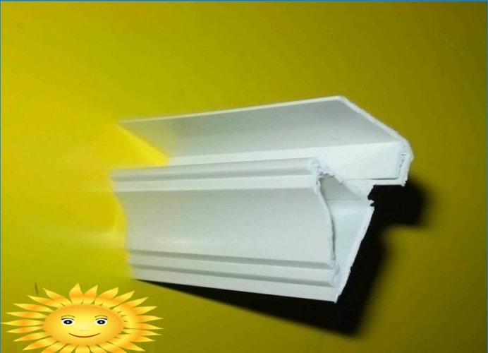Rodapé de teto para teto tenso ou inserção de PVC: escolha da tecnologia de instalação