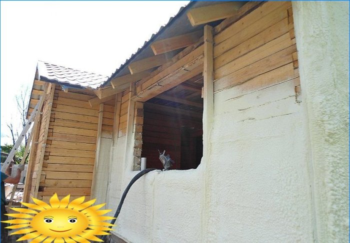 Isolamento térmico de uma casa de toras com espuma de poliuretano