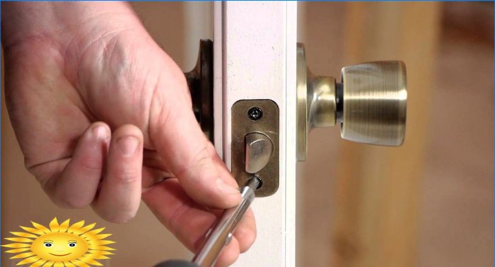 Instalação de uma fechadura de maçaneta em uma porta interna