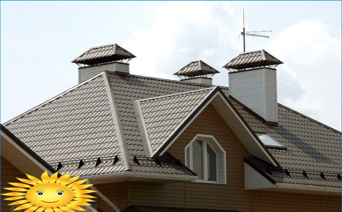 Telhado de quadril coberto com telhas de metal