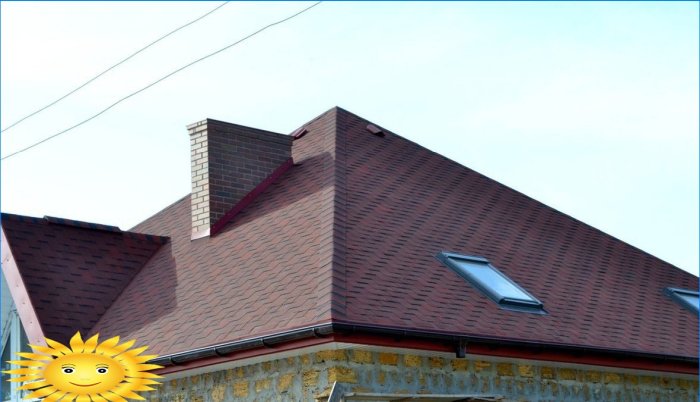 Telhas betuminosas em telhado de quadril