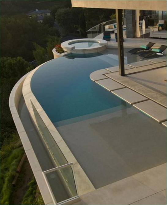 O design de uma casa de sonho luxuosa com uma piscina de canto