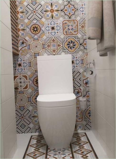 O interior de uma pequena casa privada - colocação de azulejos na casa de banho